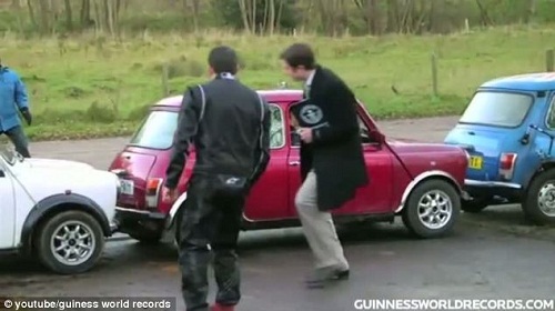 英國一對兄弟創(chuàng)最牛停車紀(jì)錄 “漂移”進(jìn)入窄小車位