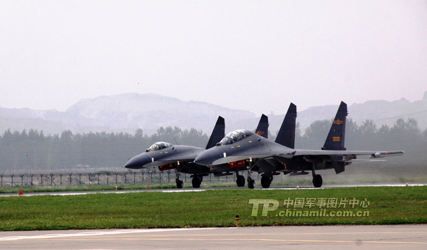 高清組圖：中國(guó)空軍蘇-27UBK型戰(zhàn)斗教練機(jī)