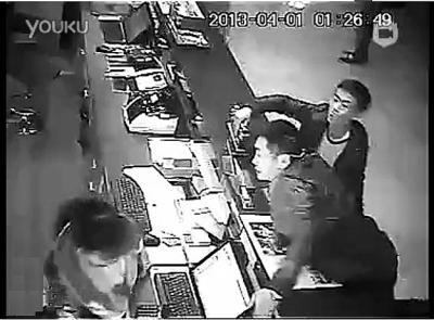 三男子深夜提無理要求遭拒 暴打酒店女前臺(tái)