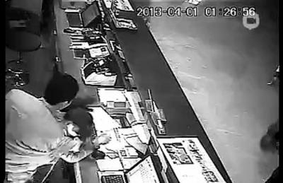 三男子深夜提無理要求遭拒 暴打酒店女前臺(tái)