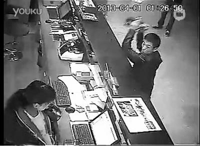 三男子深夜提無理要求遭拒 暴打酒店女前臺(tái)
