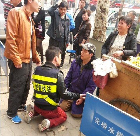 新華網(wǎng)評：城管需不需要下跪的“柔情”？