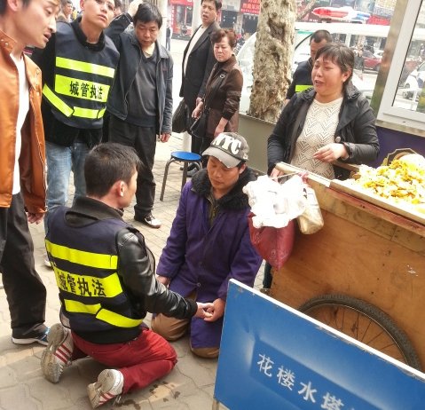 新華網(wǎng)評：城管需不需要下跪的“柔情”？