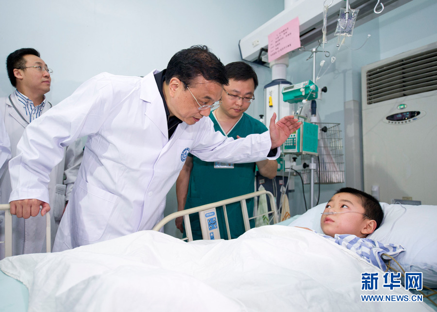 李克強看望蘆山地震危重傷員