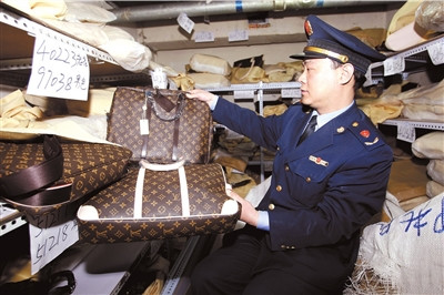 地鐵通道內(nèi)現(xiàn)假貨庫(kù)房 LV愛(ài)馬仕應(yīng)有盡有（圖）