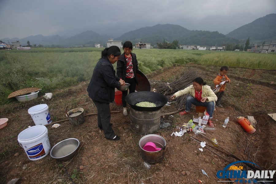 蘆山地震災(zāi)后現(xiàn)場(chǎng)見(jiàn)聞：家宴