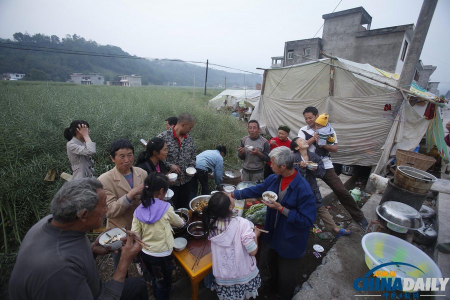 蘆山地震災后現(xiàn)場見聞：家宴