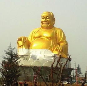 洛陽(yáng)現(xiàn)大背頭彌勒金佛 園方：系創(chuàng)始人肖像(圖）