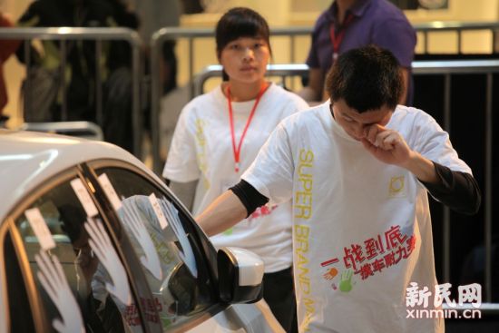摸車大賽：女子瘋狂比拼51小時勝出領(lǐng)走愛車 圖