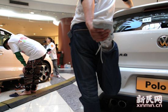 摸車大賽：女子瘋狂比拼51小時(shí)勝出領(lǐng)走愛車 圖