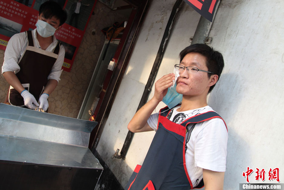 三名研究生西安高校外開小店賣烤魷魚(高清組圖)
