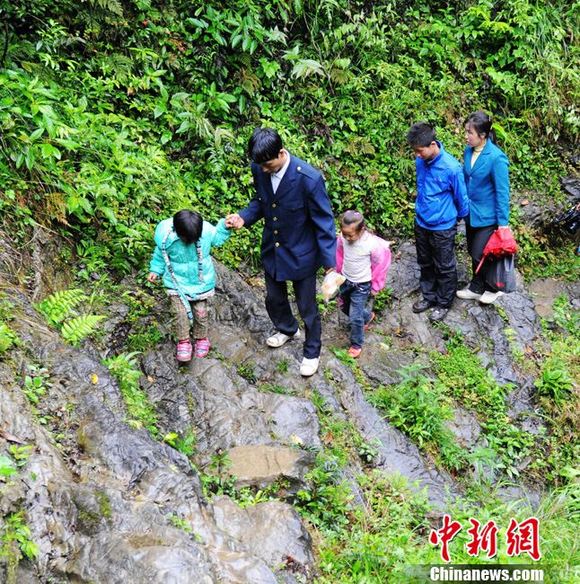 湖南桑植學生每周爬天梯懸崖求學