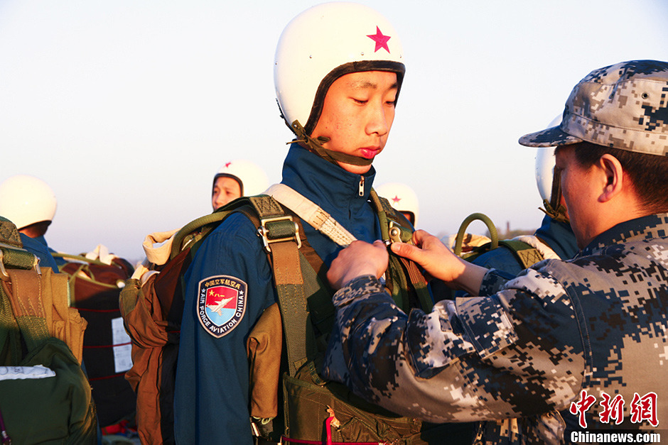 中國空軍新一批殲擊機飛行學(xué)員完成首次空中跳傘