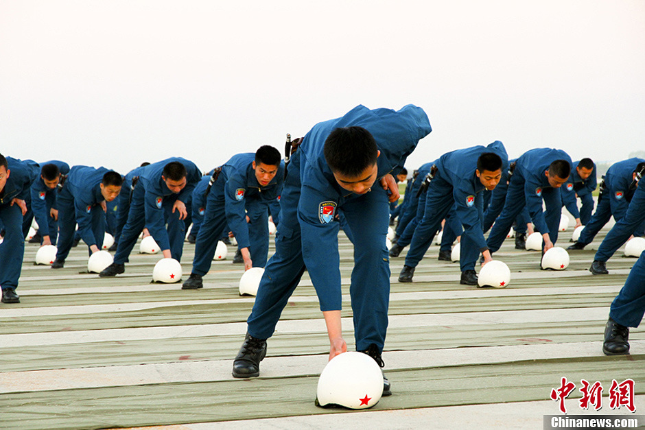 中國空軍新一批殲擊機(jī)飛行學(xué)員完成首次空中跳傘