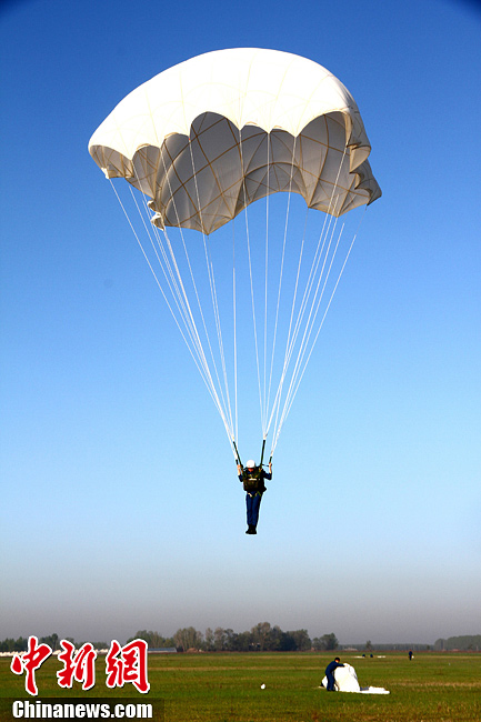 中國空軍新一批殲擊機(jī)飛行學(xué)員完成首次空中跳傘
