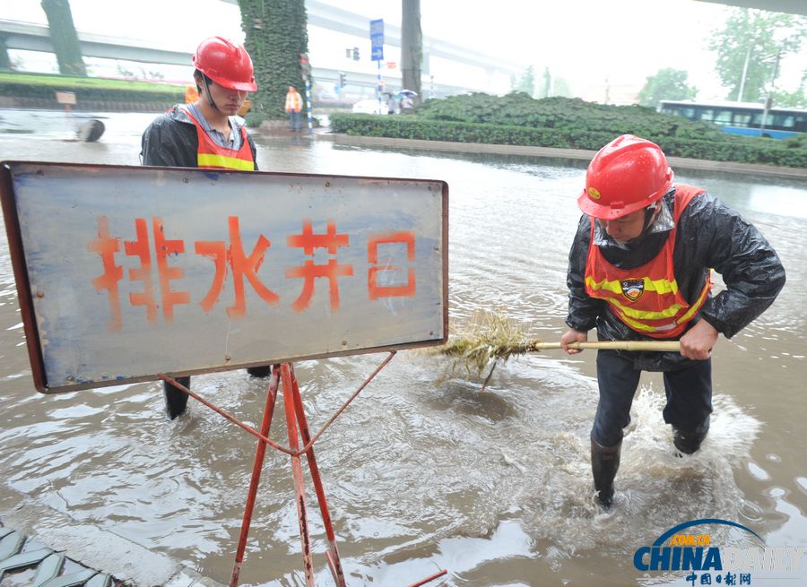 南京發(fā)暴雨橙色預(yù)警信號(hào) 市區(qū)多處道路積水