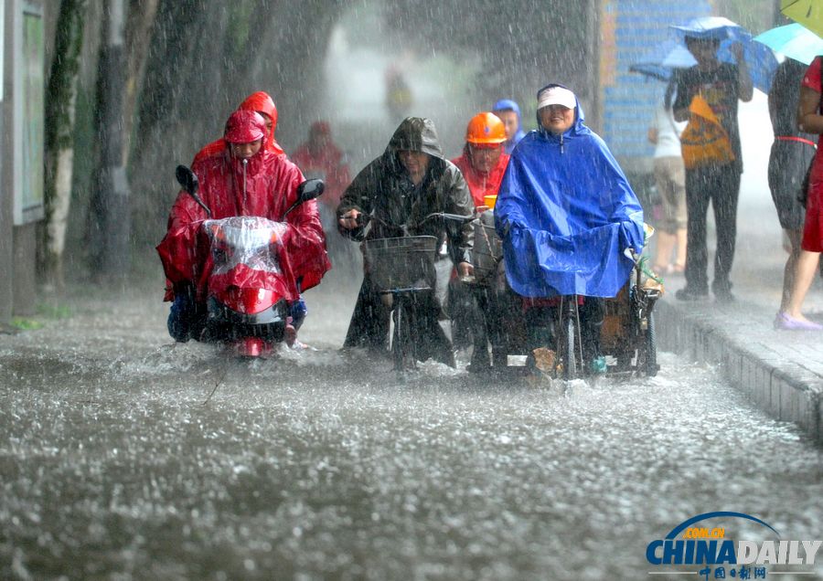 南京發(fā)暴雨橙色預(yù)警信號(hào) 市區(qū)多處道路積水