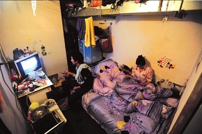 慘！北漂族地下室生活