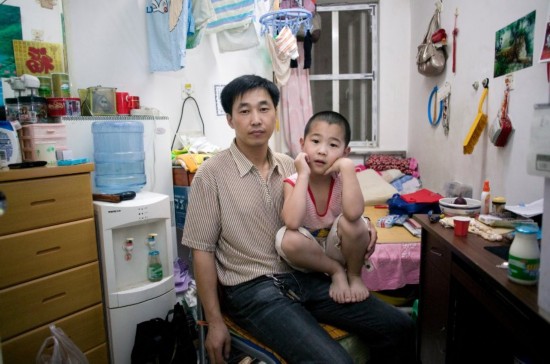 慘！北漂族地下室生活
