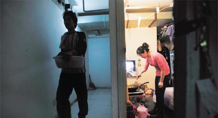 慘！北漂族地下室生活