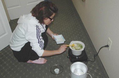 慘！北漂族地下室生活