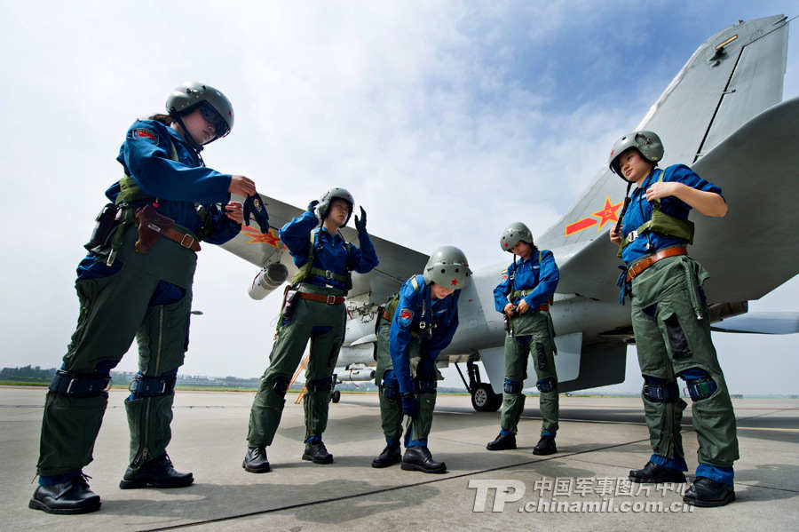 中國(guó)空軍首批雙學(xué)士殲擊機(jī)女飛行員步入戰(zhàn)位