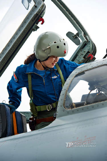 中國空軍首批雙學(xué)士殲擊機(jī)女飛行員步入戰(zhàn)位