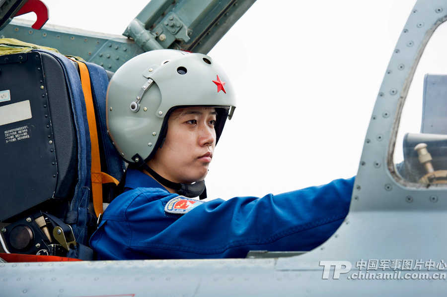 中國空軍首批雙學(xué)士殲擊機(jī)女飛行員步入戰(zhàn)位