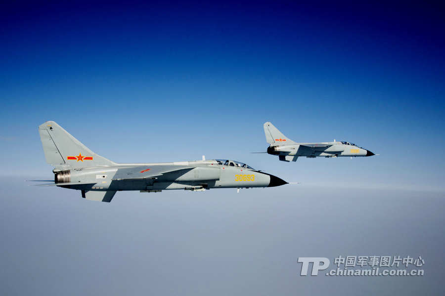 中國(guó)空軍首批雙學(xué)士殲擊機(jī)女飛行員步入戰(zhàn)位