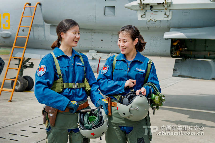 中國(guó)空軍首批雙學(xué)士殲擊機(jī)女飛行員步入戰(zhàn)位