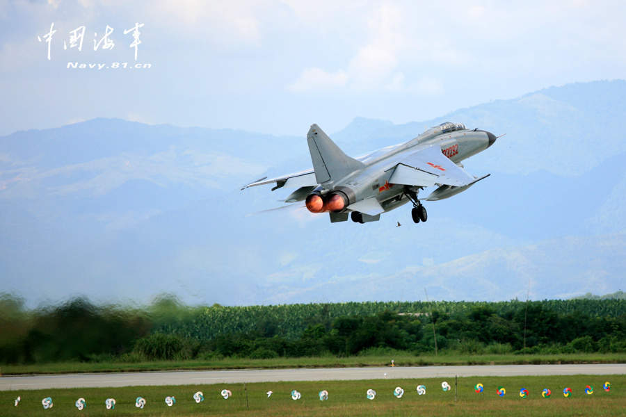 中國空軍首批雙學(xué)士殲擊機女飛行員步入戰(zhàn)位