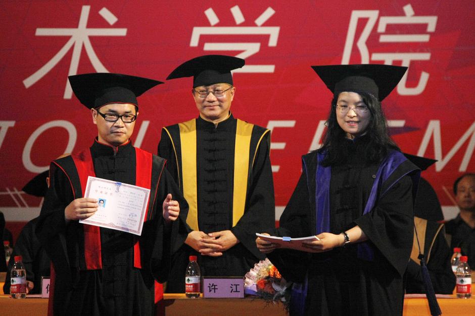 “中國式學(xué)位服”正式亮相[高清]