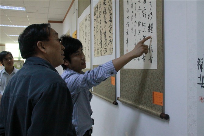 北京人文大學(xué)出了個(gè)天才書法家：胡中一