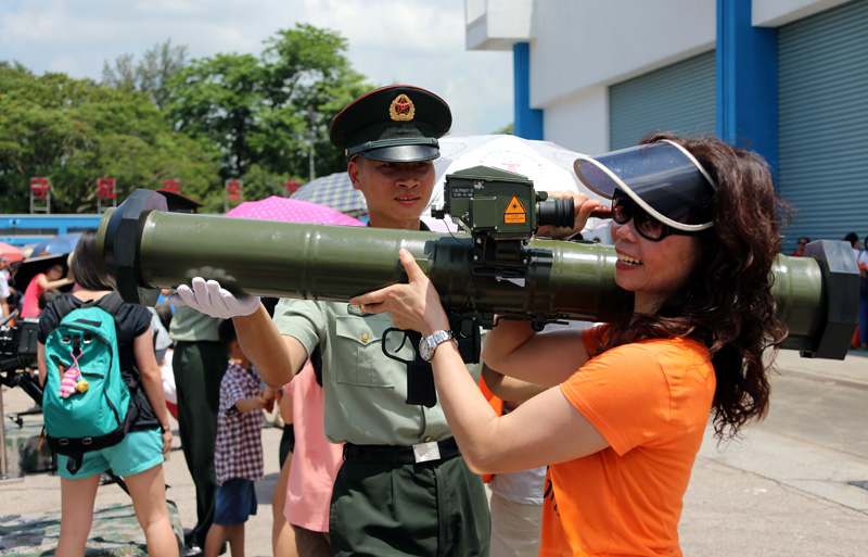 高清：駐港部隊(duì)舉行“軍營開放日”活動(dòng)