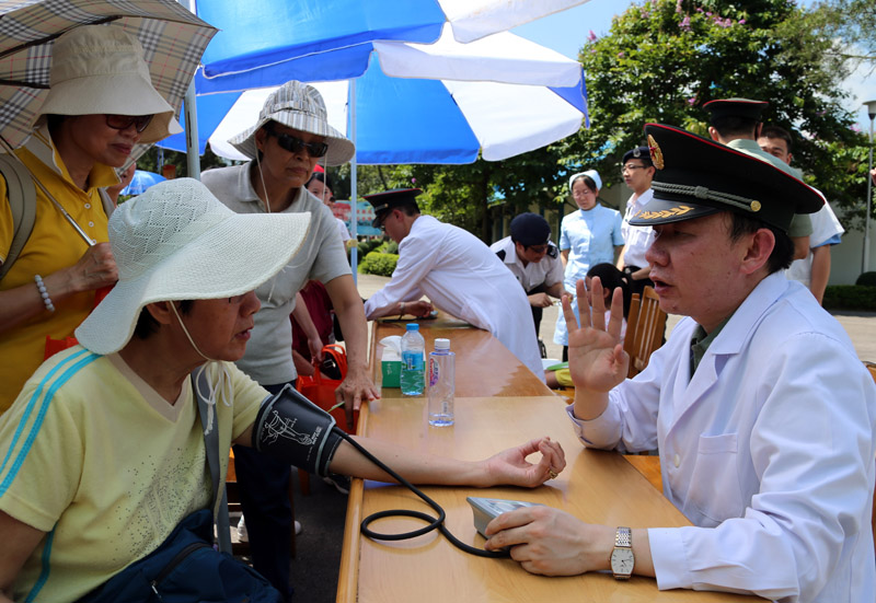 高清：駐港部隊(duì)舉行“軍營(yíng)開(kāi)放日”活動(dòng)