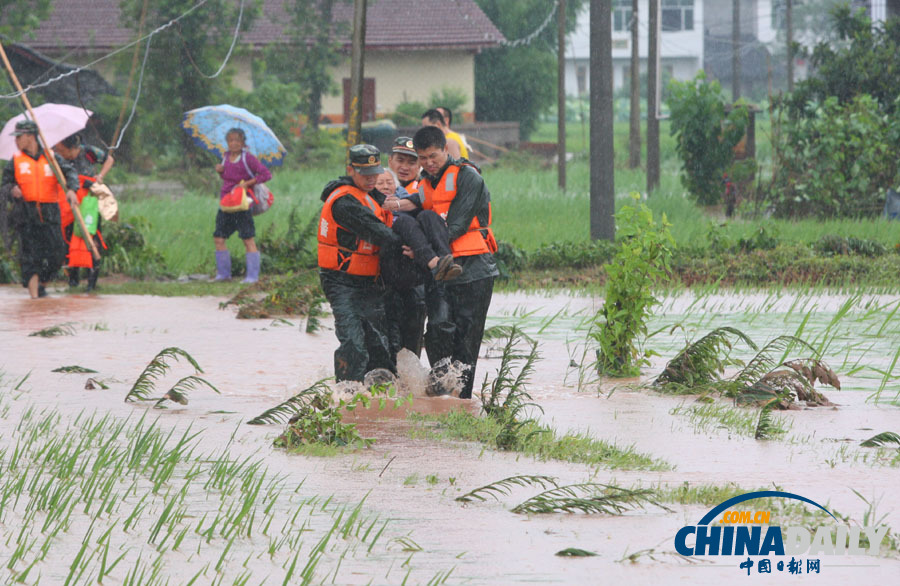 四川遂寧遭遇強降雨 武警官兵轉(zhuǎn)移受困群眾