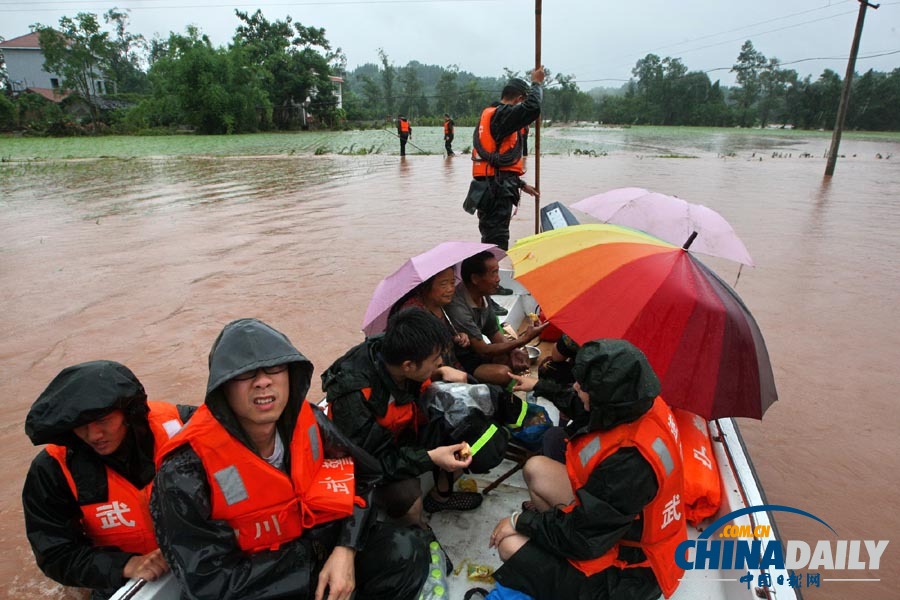 四川遂寧遭遇強(qiáng)降雨 武警官兵轉(zhuǎn)移受困群眾