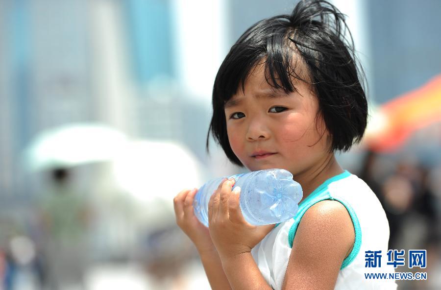 高溫藍色預(yù)警：中東部今日持續(xù)35℃以上