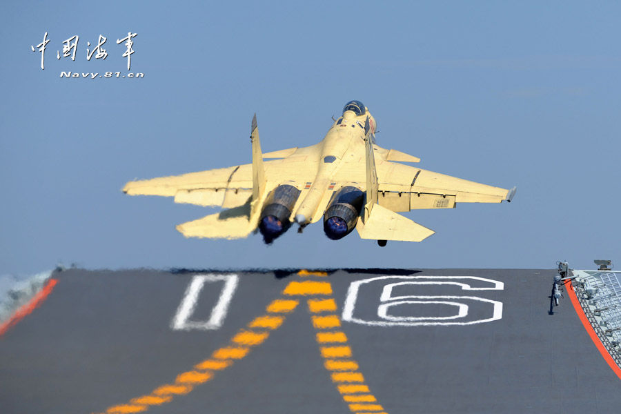 我航母出海試驗(yàn)訓(xùn)練25天后返港 殲—15完成首次駐艦飛行