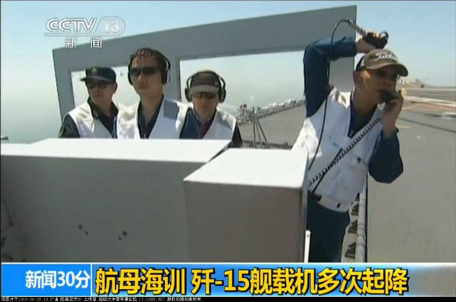 我航母出海試驗訓(xùn)練25天后返港 殲—15完成首次駐艦飛行