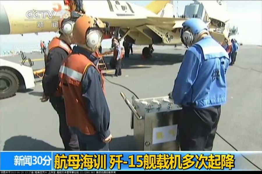 我航母出海試驗訓(xùn)練25天后返港 殲—15完成首次駐艦飛行