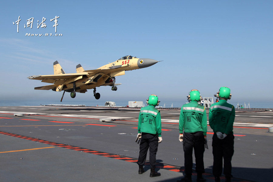 我航母出海試驗訓(xùn)練25天后返港 殲—15完成首次駐艦飛行