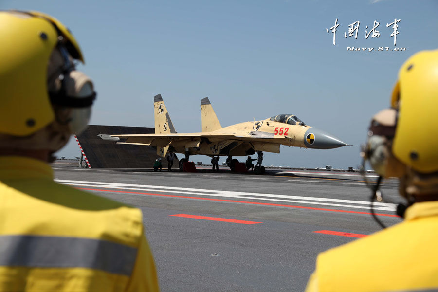 我航母出海試驗訓練25天后返港 殲—15完成首次駐艦飛行