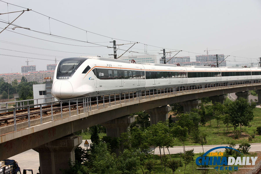 可公交化運(yùn)營(yíng)新型城際動(dòng)車組在山東青島下線(圖)