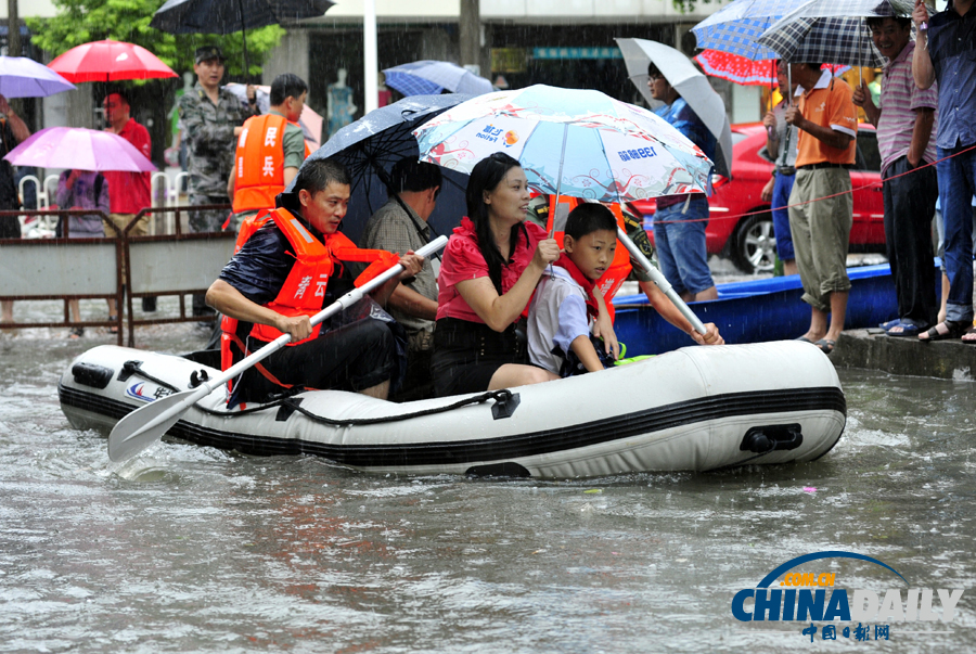 中國日報聚焦全國各地頻現(xiàn)暴雨