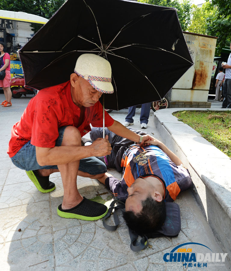 湖北漢口：68歲老人跪地營救暈倒男子