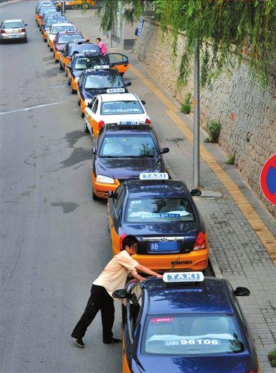 北京出租車調(diào)價(jià)后打車難暫緩解 黑車價(jià)格跟漲