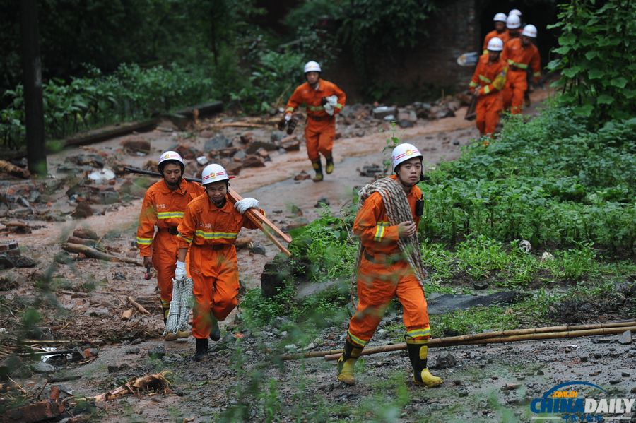 都江堰特大泥石流已致18人死亡 消防官兵在廢墟上搜救