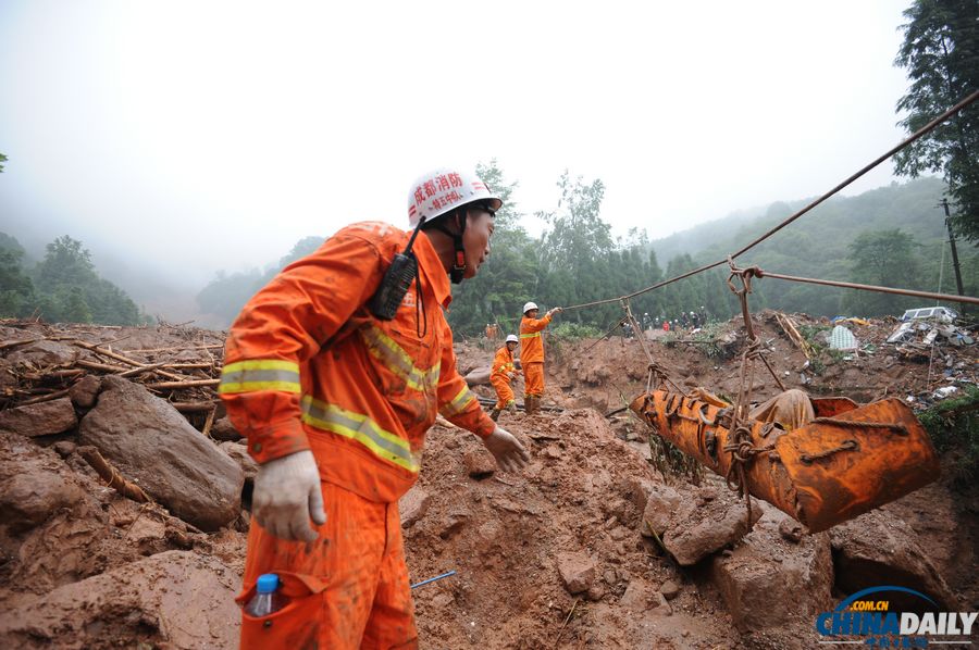 都江堰特大泥石流已致18人死亡 消防官兵在廢墟上搜救