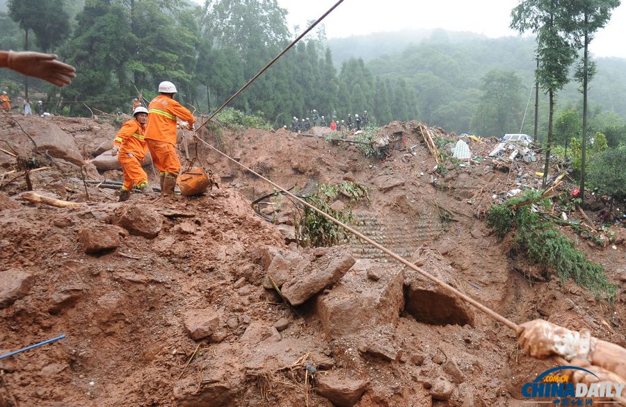 都江堰特大泥石流已致18人死亡 消防官兵在廢墟上搜救